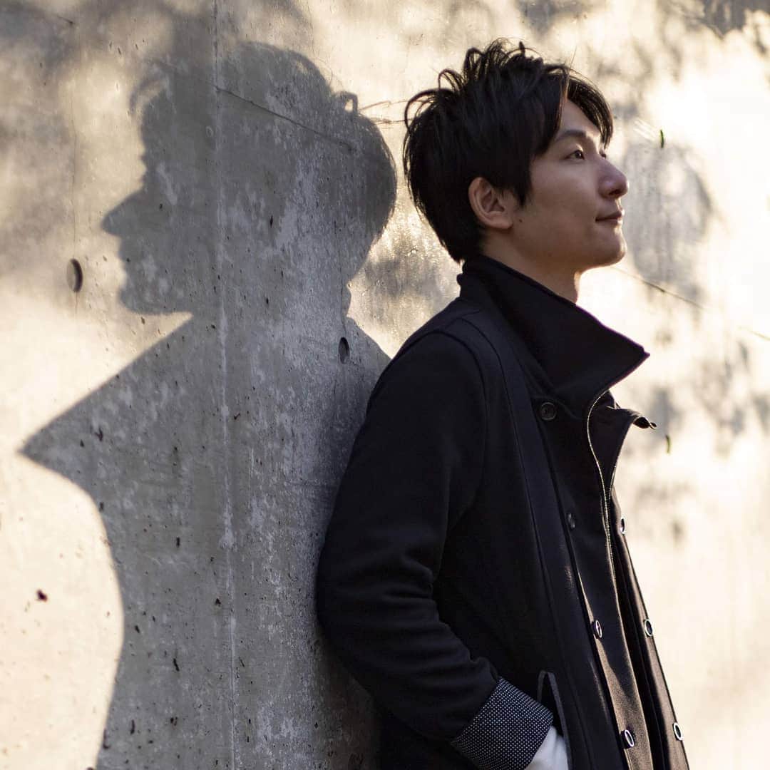鈴木祥友さんのインスタグラム写真 - (鈴木祥友Instagram)「Art of the Doppelganger.  英語で投稿するとオシャレ感が増すと同時に、「え、この人英語出来る人なん😳！？ステキ✨」って勝手に好感度上がると思ってるの、僕だけですかね(笑)？ . ↑翻訳すると「影分身の術」 ・・・オシャレ感どこいった(笑) NARUTO公式の翻訳らしいです(^^) . ちなみにgoogle先生の翻訳は  Art of shadow alter ego.  でした(笑)  勉強になったよーって人はイイネ👍下さい(笑)  photo by @ryosukephoto88 . . . #バチェラー #バチェロレッテ #モデル #メンズモデル #naruto #英語 #影分身 #サロモ #サロンモデル #美容師 #ヘアカタログ #ヘアカタ #お洒落 #おしゃれな人と繋がりたい #写真好きな人と繋がりたい #メンズポートレート #ポートレート #ポートレートしま専科 #被写体 #被写体モデル #被写体になります #被写体希望」4月2日 21時48分 - yoshitomo_suzuki_
