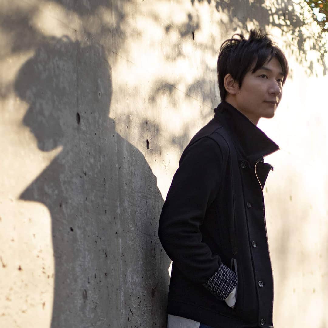 鈴木祥友さんのインスタグラム写真 - (鈴木祥友Instagram)「Art of the Doppelganger.  英語で投稿するとオシャレ感が増すと同時に、「え、この人英語出来る人なん😳！？ステキ✨」って勝手に好感度上がると思ってるの、僕だけですかね(笑)？ . ↑翻訳すると「影分身の術」 ・・・オシャレ感どこいった(笑) NARUTO公式の翻訳らしいです(^^) . ちなみにgoogle先生の翻訳は  Art of shadow alter ego.  でした(笑)  勉強になったよーって人はイイネ👍下さい(笑)  photo by @ryosukephoto88 . . . #バチェラー #バチェロレッテ #モデル #メンズモデル #naruto #英語 #影分身 #サロモ #サロンモデル #美容師 #ヘアカタログ #ヘアカタ #お洒落 #おしゃれな人と繋がりたい #写真好きな人と繋がりたい #メンズポートレート #ポートレート #ポートレートしま専科 #被写体 #被写体モデル #被写体になります #被写体希望」4月2日 21時48分 - yoshitomo_suzuki_