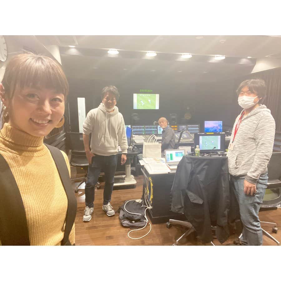 新井麻希のインスタグラム：「* Stay at home and watch soccer⚽️📺😊* 超超超・貴重映像＆超超超・豪華ゲストのトーク🥺* 【Ｊリーグ伝説のプレー！ レジェンドたちが生トーク】 4月3日(金) 午後8:00～午後9:50(110分)  元スター選手たちが最も驚かされた外国人選手、スーパールーキー、最強チームなどを縦横無尽に生トーク。珍プレー珍事件も含めリーグ２７年間のお宝映像を贅沢にリプレー！  前園真聖・森岡隆三・楢崎正剛・福西崇史・中澤佑二が「自身が最も驚いた」歴代のプレーや選手を語りまくる！最強助っ人はいったい誰？新人時代の別次元プレーとは？２７年間のゲームの中から５人がイチオシのシーンを次々と蔵出し。珍プレーや仰天ハプニングの映像もスタンバイ！司会はＪリーグタイムＭＣの中川絵美里と平畠啓史  VTRのナレーション収録を担当させて頂きました。夢のような、楽しい時間でした😭🙏 明日の夜8時からNHK BSでたっぷり110分🥺」