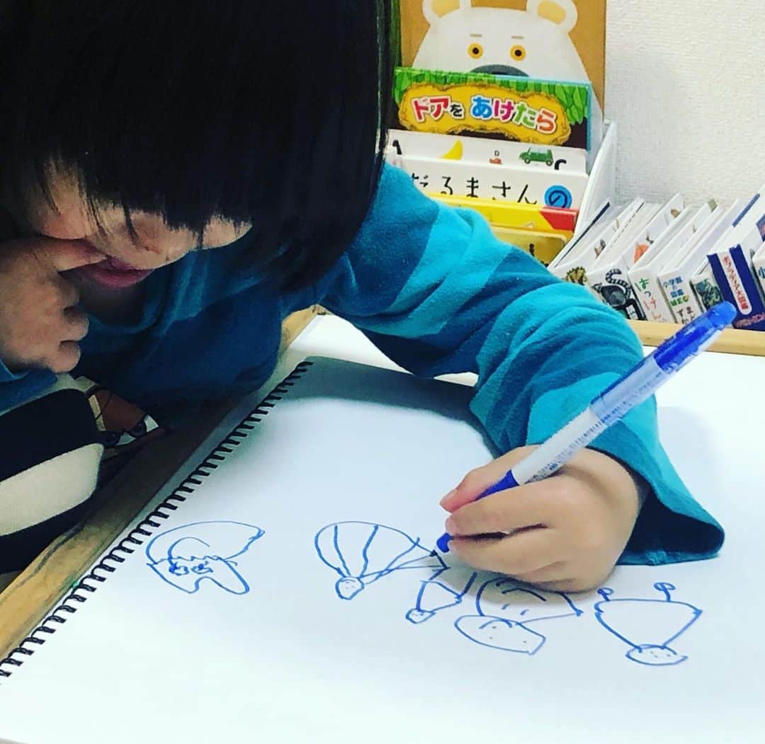 龍円愛梨さんのインスタグラム写真 - (龍円愛梨Instagram)「自宅で子育てしながらワークの日々。シングルマザーでこれ結構キツイな、 そんな中で、ニコの絵をみると、なぜだか癒されます。」4月2日 21時59分 - airi_ryuen