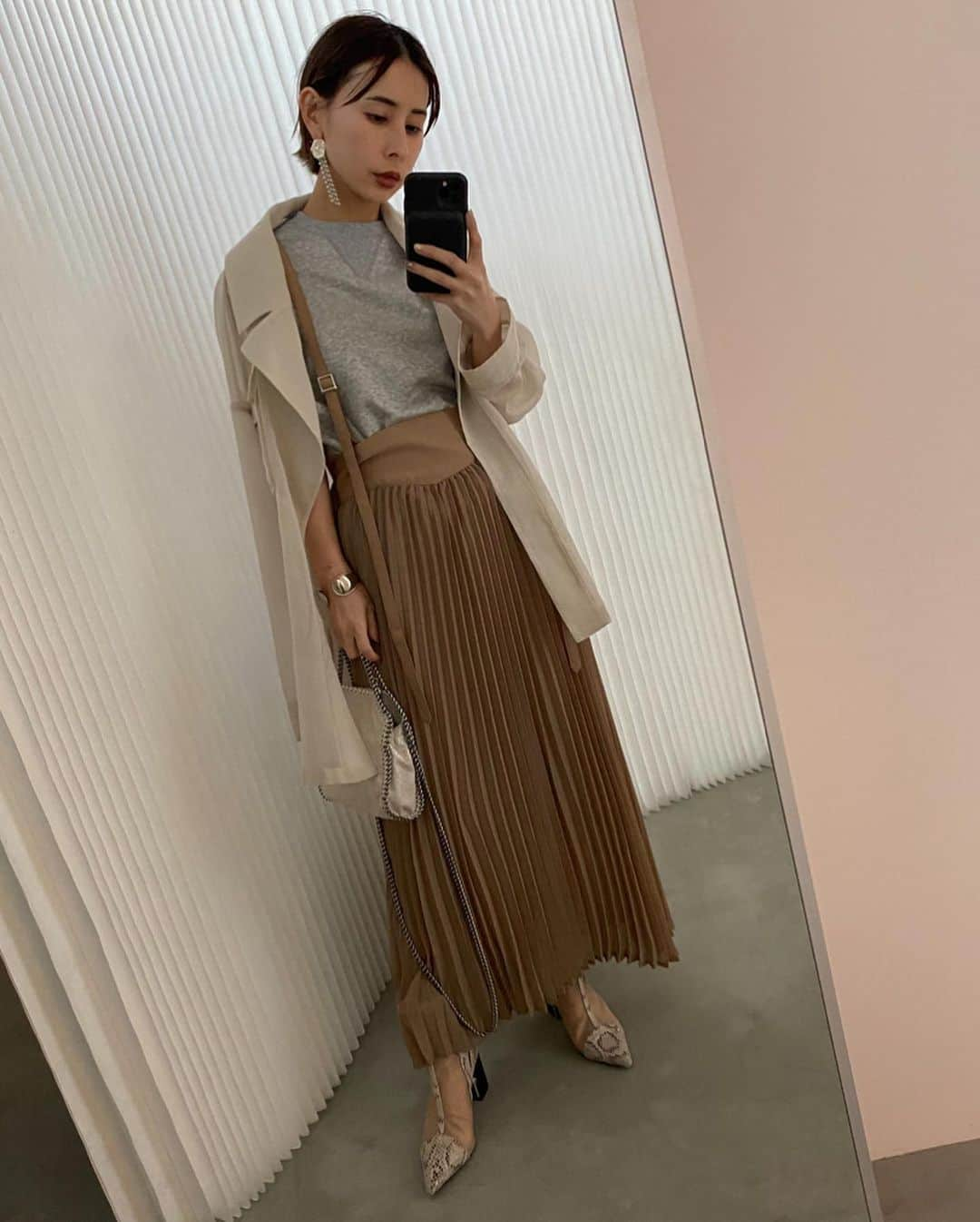 黒石奈央子さんのインスタグラム写真 - (黒石奈央子Instagram)「zozoルミ心斎橋限定  3way PLEATS SK ¥12000tax in  ルミネ　心斎橋　4/3 ZOZO  4/4  サスペンダーは取り外せて、プリーツスカートとしても、お使いできます！  @ameri_shinjuku @amerivintage @ameri_daikanyama @ameri.shinsaibashi #ameri#amerivintage #fashion #vintagefashion #coordinate#ootd#outfit#osanposnap #705_outfit #大人ファッション #大人コーディネート #大人スタイル #modestyle #modefashion#modecasual」4月2日 21時59分 - blackstone705