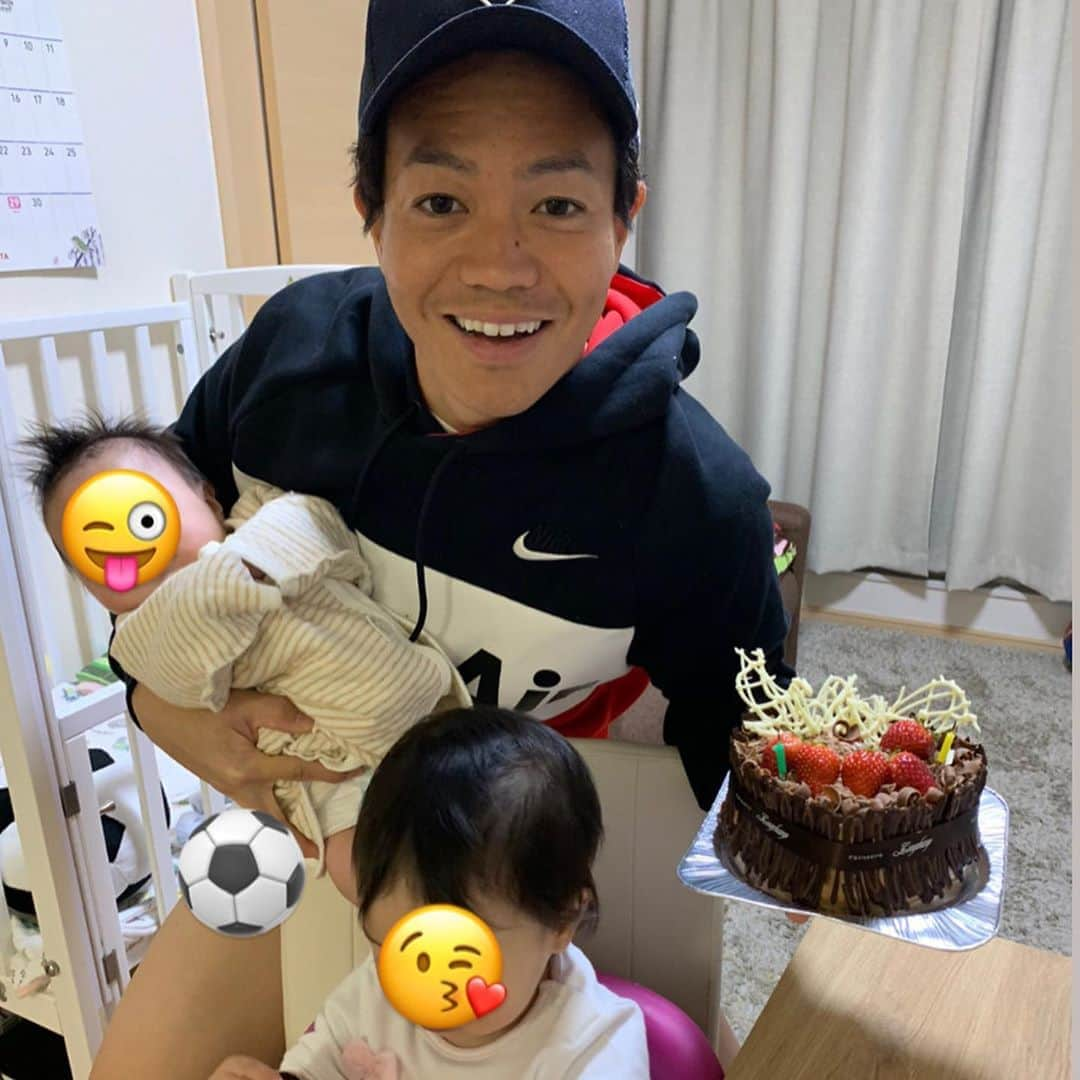 大崎淳矢のインスタグラム：「今日で29歳になりました！  栃木で迎える2回目の誕生日です。 あらためて本当に栃木にこれて心から良かったと思ってます😊  今年も自分に優しく、周りの人にも優しい年にしていきます！ 栃木愛で頑張ります！  そしてリーグが延期で皆さん辛いと思いますが、今は我慢のとき。 1人1人ができることしましょうね。 #コロナに負けるな  #娘息子すくすく成長  #後輩たちもプレゼントありがとうね #田代#和田#なんでオムツなの #俺おもらししたかな #wハヤトは俺のツボしっかりおさえてたよ #栃木SC#栃木愛 #名探偵黒崎🕵️‍♀️#ピザ王子黒崎🍕」