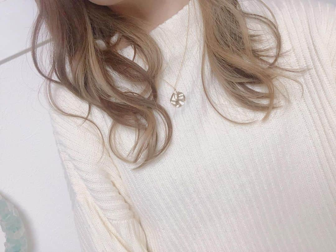 桃咲まゆのインスタグラム：「_ お仕事終わりに美容室へ 🕊 明日からしばらく引きこもりだからその前に！ 人生初インナーカラーしてみた 🤭🤍🤍🤍 #福岡#天神#インナーカラー」