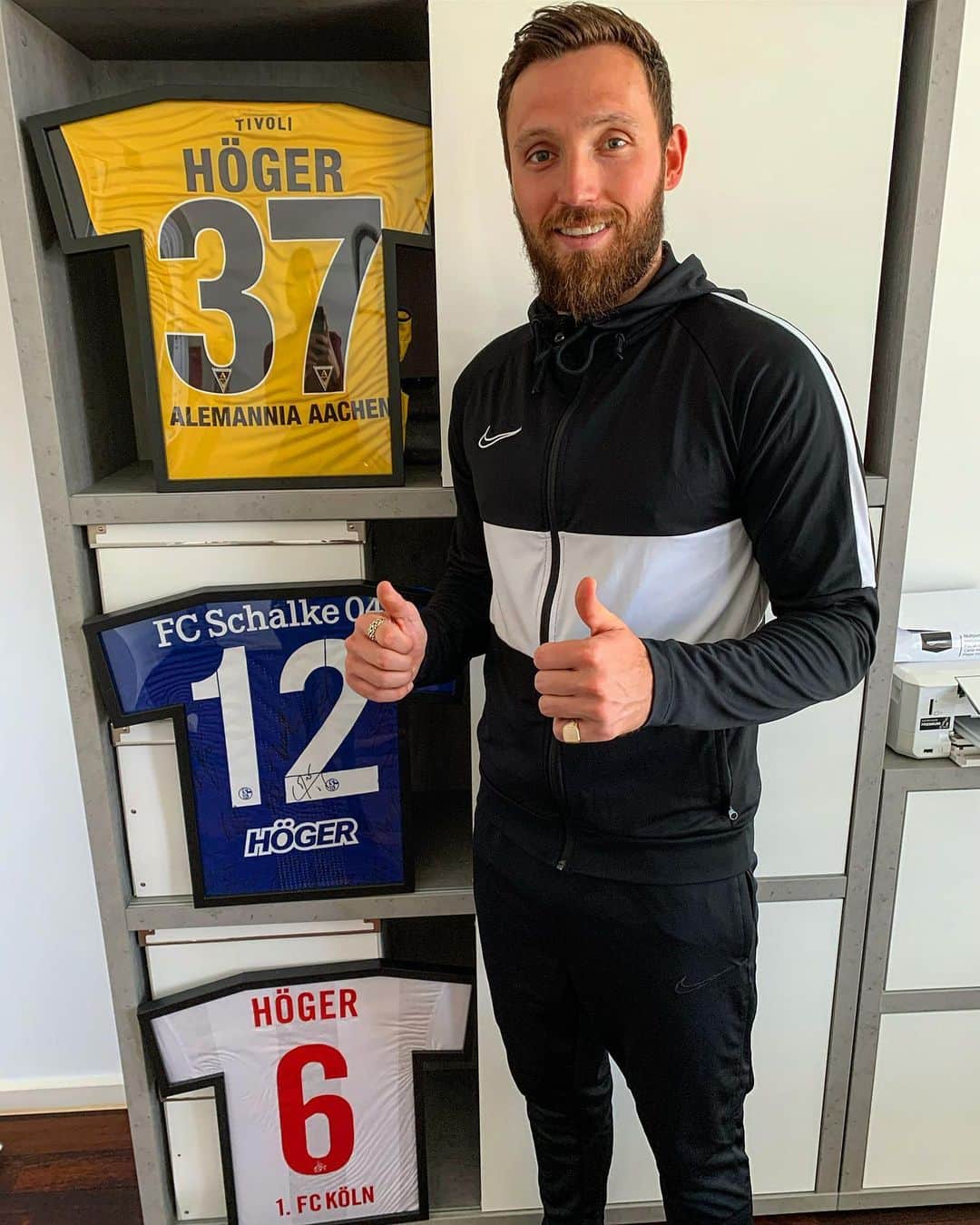 マルコ・ヘーガーのインスタグラム：「Geile #aktion @simonzoller9 👌🏻 #spendedeinetrikotnummer #wirgegencorona #gabfaf  @gabfaf.amateurfussball @fcplayfair  Macht alle mit💪🏻💪🏻💪🏻 @alemanniaaachen」