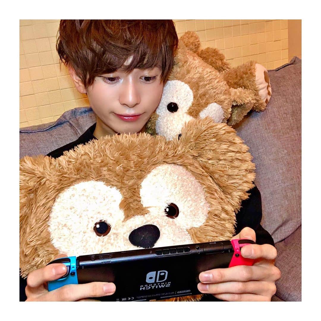 岡田鷹斗のインスタグラム：「🧸ダッフィー&switch🎮  #イケメン男子  #NEVAGIVEUP #ディズニー　#ダッフィー #🧸　#switch  #任天堂　#あつ森 #顔がいい　#小顔」