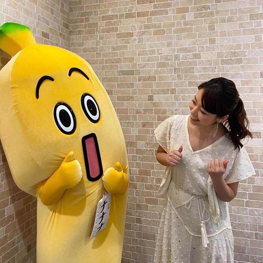 須黒清華のインスタグラム：「ナナナと私🍌 相変わらず礼儀正しくて可愛い、私たちの後輩です💕 #ナナナ #テレビ東京 #後輩 #おじぎは常に90度  衣装は#velnica」