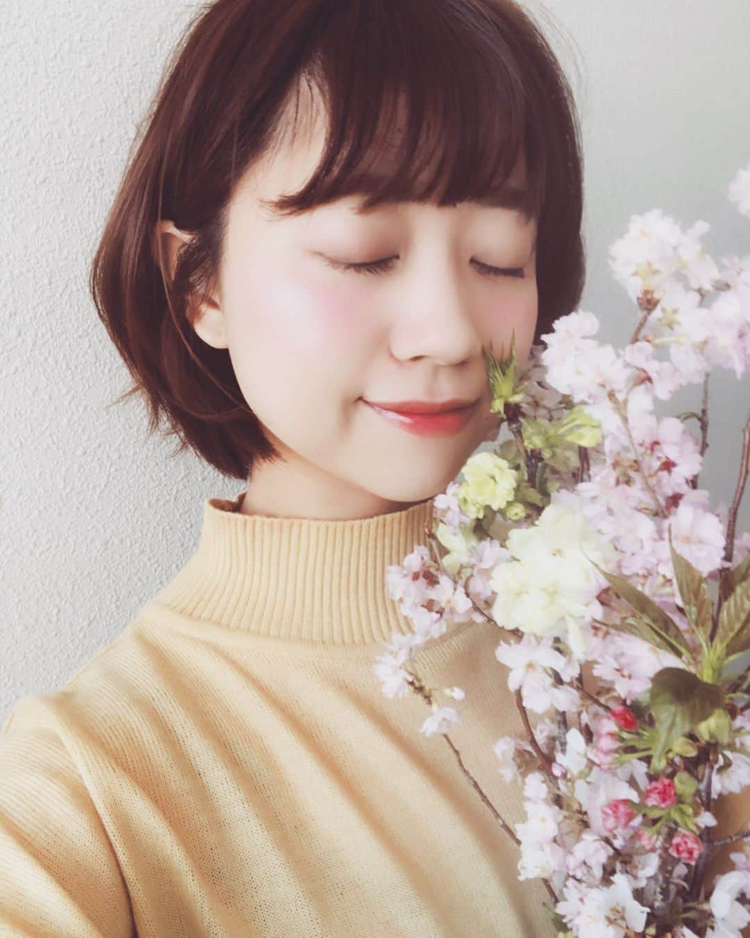 渡辺梨夏子のインスタグラム：「おうち花見、楽しんでるんだ🌸  #おうちじかん #stayhome #🌸」