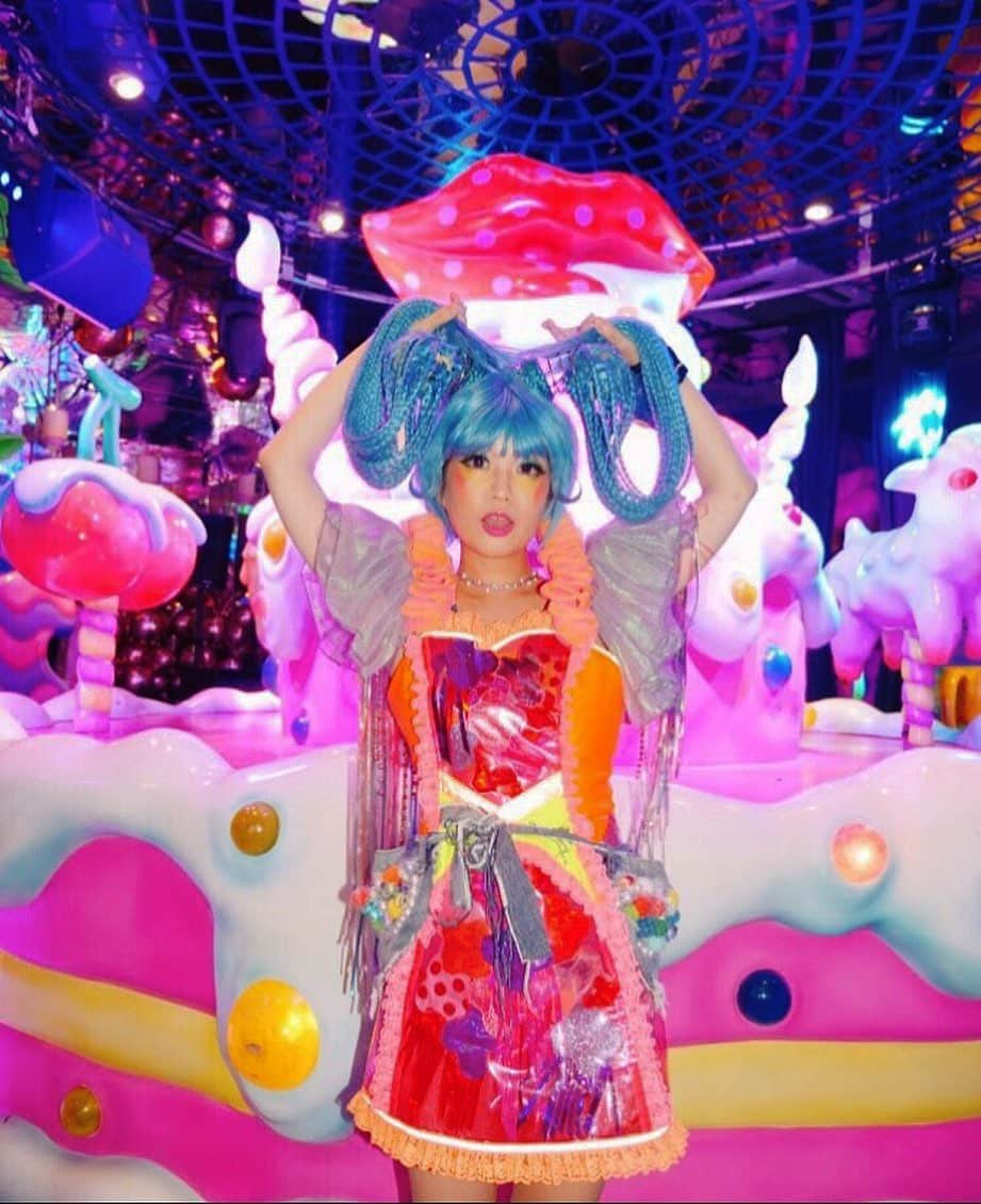 KAWAII MONSTER CAFEさんのインスタグラム写真 - (KAWAII MONSTER CAFEInstagram)「🧡Vivid・Pop・Vitamin💙﻿ MONSTERGIRL 🍭CANDY🍭﻿ ﻿ ﻿ She is always HAPPY☺️﻿ ﻿ The costume like a candy wrapper and a twin tail are sooooooooo KAWAII 💙🧡💙🧡﻿ #staysafestaykawaii ﻿  #kawaiimonstercafe #monstercafe #カワイイモンスターカフェ  #destination #tokyo #harajuku #shinuya #art #artrestaurant #colorful #color #pink #cafe #travel #trip #traveljapan #triptojapan #japan #rainbowpasta #strawberry #pancakes #takeshitastreet #harajukustreet #harajukugirl #tokyotravel #onlyinjapan #monstergirlharajuku」4月2日 22時39分 - kawaiimonstercafe