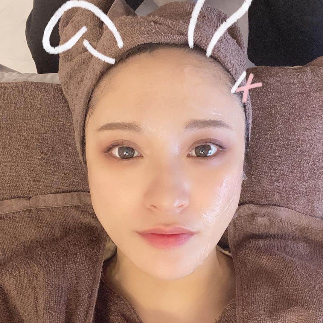 原紀舟のインスタグラム：「3回目のハイフ💆‍♀️ (時差投稿です) キャンペーンのお知らせもあるよ🌟 . 2枚目がビフォーアフター！ 3回目でもまだリフトアップする 私の顔はどんだけ垂れてるんや…笑 アゴがシュッてなるくらい リフトアップしてるの分かるかな🥺 5回は続けた方が良いとのこと🤔 . プライベートサロンで換気など しっかりコロナ対策もされています！ 4月からは新メニューも出たそう😊 . 来店キャンペーンで 3枚目にある絵をどちらか プレゼント中🎁 4月末までだから2回通えばどちらもゲット出来ちゃう🥳 ハイフの中でもお財布に優しい 通いやすい料金なので 気になる方は是非💗 . .. ... #小顔ハイフ専門店 #小顔ハイフ専門店mio  #ハイフ専門店 #心斎橋」