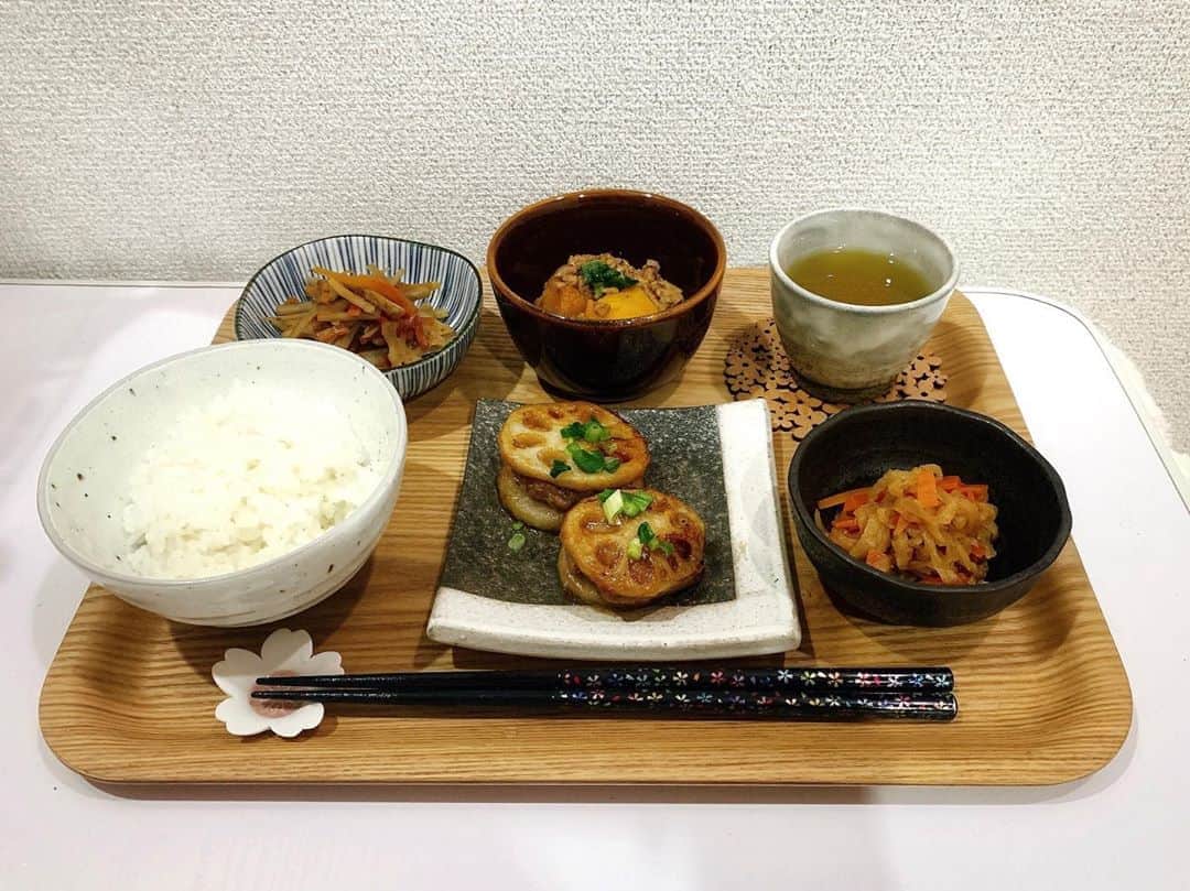 白沢かなえさんのインスタグラム写真 - (白沢かなえInstagram)「﻿ 今日のごはん🍴﻿ ﻿ ⚪︎れんこんのはさみ焼き﻿ ⚪︎かぼちゃのそぼろ煮﻿ ⚪︎切り干し大根﻿ ⚪︎きんぴらごぼう﻿ ⚪︎豚汁﻿ ⚪︎白米﻿ ﻿ ﻿ でした。﻿ 前に比べて品数作れるようになってきた😊﻿ ﻿ 生野菜食べないから緑が圧倒的に少ないです…🥺﻿ 豚汁も作ったけどお盆に入りきらなかったので﻿ 新しいお盆買おうか検討中…！﻿ ﻿ ﻿ #東京 #tokyo #白沢かなえ #いただきます #和食」4月2日 23時04分 - __shiro227