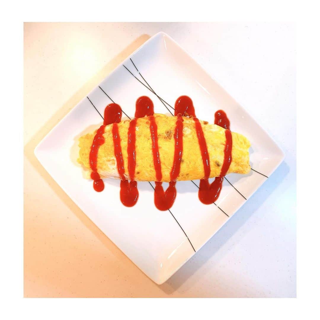 若林翔子のインスタグラム：「. . あーーーー オムレツの形がむちゃくちゃうまくいったーーーーー🥰 . . #オムレツ　#リメイクごはん #料理　#献立」