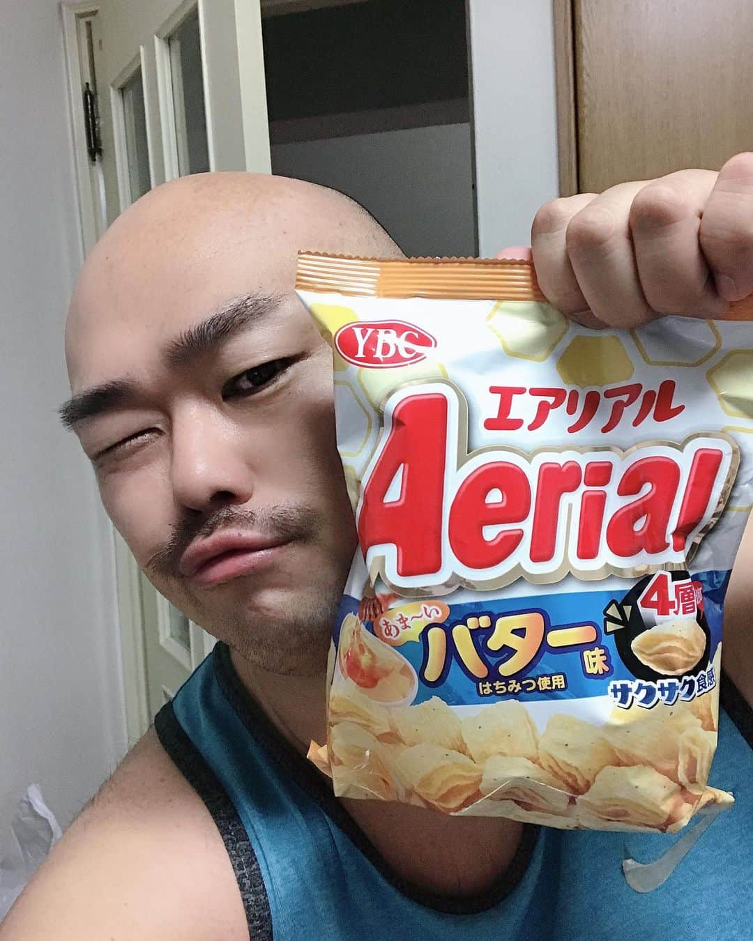 クロちゃんさんのインスタグラム写真 - (クロちゃんInstagram)「夜ご飯は、お菓子にするしん！  もう夜遅いから食べないでおこうと思ったけど、食べるしん！」4月2日 23時02分 - kurochandesuwawa