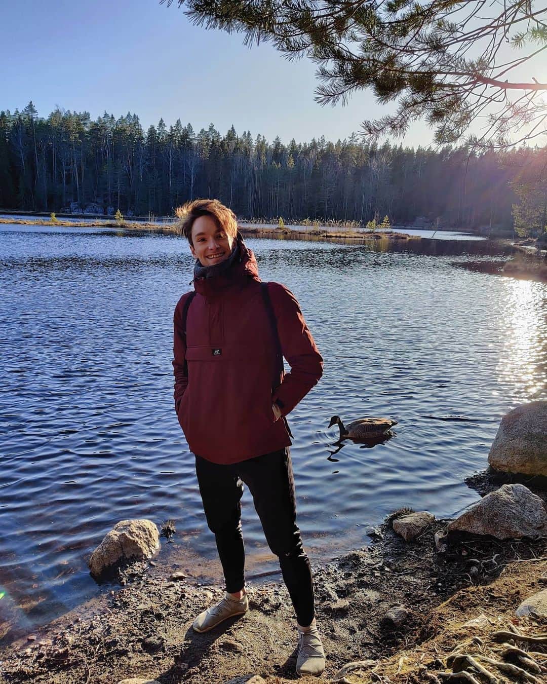 Jussiville JV Partanenのインスタグラム：「Before and after the duck hissed at me and tried to bite me 😂 ~~ #nuuksionationalpark #nuuksio #noux #helsinki #finland #quarantinelife #quarantine #socialdistancingwithducks #lake #icedance #athlete #vivobarefoot #vivokauppa #vivo #pullandbear #nonewfriends」
