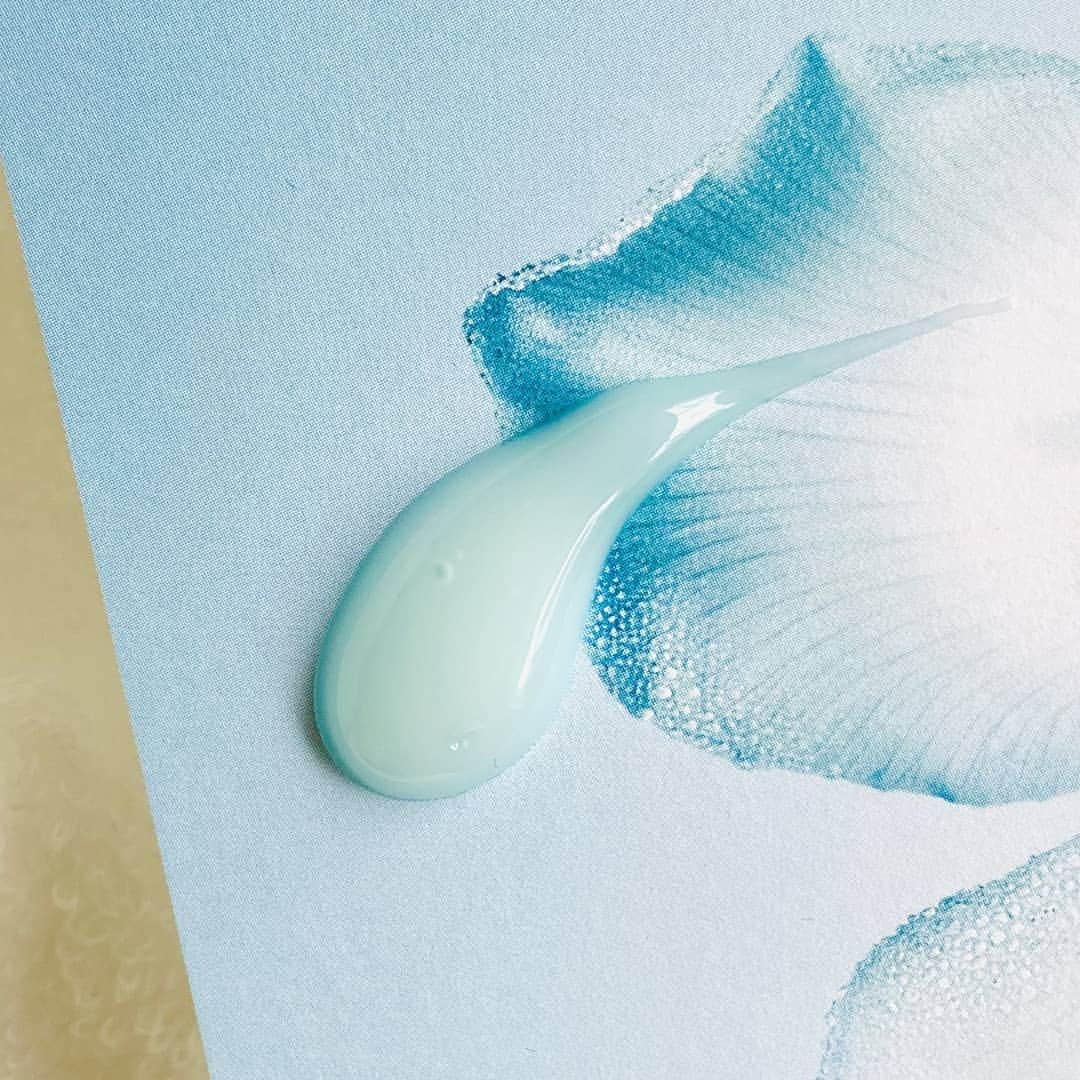 美的 Biteki's official Instagram! さんのインスタグラム写真 - (美的 Biteki's official Instagram! Instagram)「ディオール ライフから、潤うのに後肌をサラサラに整える乳液が新登場します！ . 寒暖を繰り返して徐々に春らしくなってきている今日この頃。季節の影響だけでなく、環境の変化なども加わって、肌の潤いバランスはいつも以上に崩れやすくなっています。 テカリや毛穴だけでなく、乾燥も気になる･･･そんなバランスを崩した肌にうれしい水分補給をしてくれるのが、新発売のライフ ソルベ エマルジョン。 . “理想の肌バランス”を叶えてくれる3つの効果とは？ （1）フランス・ロワール地方アンジュのディオール ガーデンに育つマローエキスと、ヒアルロン酸が肌内部の潤いを理想的な状態に。 （2）セルロース パウダーが余分な皮脂を吸収して肌表面をサラサラに。 （3）ベニノキ シードエキスがテカリを押さえて毛穴を目立たなくし、肌トラブルの鎮静を。 . 肌の上でみずみずしくのび広がって、潤うのに肌表面はサラサラ。今の時期のスキンケアになくてはならないアイテムとなりそうです！ . 4月24日（金）発売予定 ◆ディオール ライフ ライフ ソルベ エマルジョン 50ml ￥8,200 . ★★★ 美的のインスタグラムでは、いち早く美容情報配信中！ぜひフォロー＆チェックを！ @bitekicom ★★★ . #diorlife #スキンケア #ゆらぎ肌 #毛穴 #テカリ #乾燥 #エマルジョン #ディオール #ディオールライフ #スキンケア新商品情報 #コスメ好きな人と繋がりたい #美的 #bitekicom」4月3日 10時01分 - bitekicom