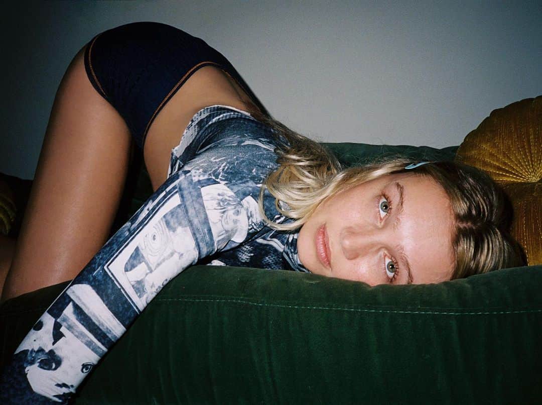 ケイリン・ルッソのインスタグラム：「🖤 She’s bad and innocent at once 🤍  me by @laleekley for @dna_magazine」
