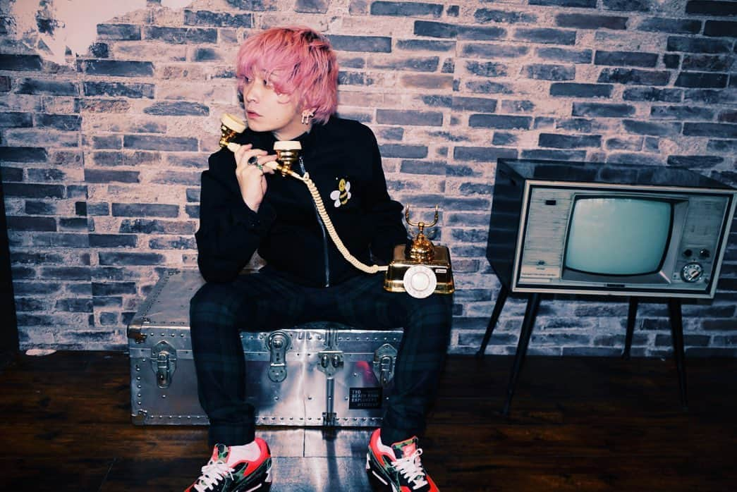 Fukaseさんのインスタグラム写真 - (FukaseInstagram)「@atmos_japan  #電話を知らない人」4月3日 8時52分 - fukase