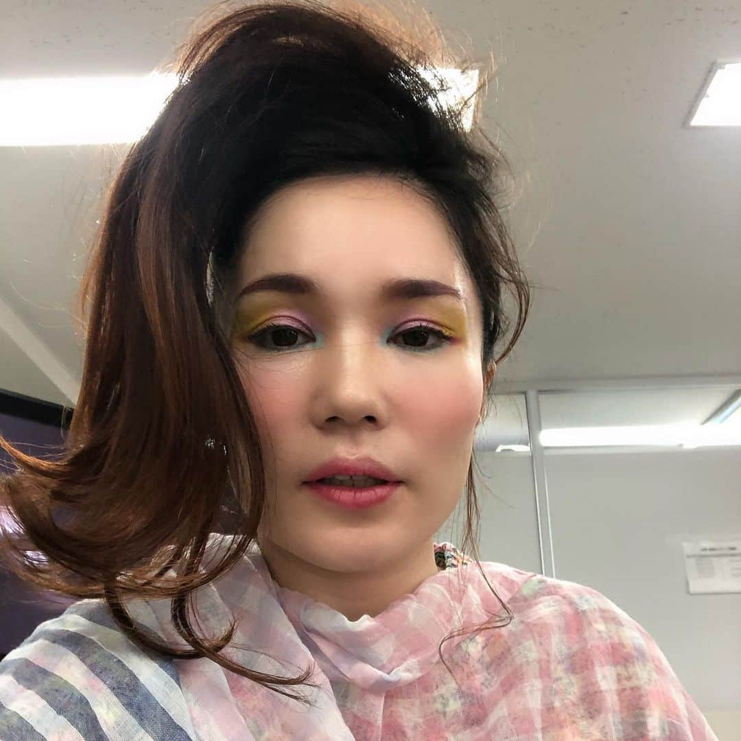 平野ノラさんのインスタグラム写真 - (平野ノラInstagram)「ヘアメイク作ってもらっている過程で一瞬、萬田久子節入りました✨ サプライズ！！ 今日も一定の距離を測り気をつけて気をつけてでも気持ちは前向きにがんばろう🌈🌈🌈 #平野ノラ」4月3日 8時56分 - noranoranora1988