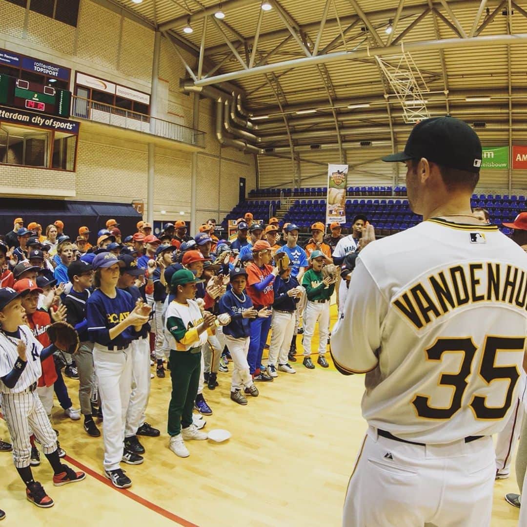 リック・バンデンハークのインスタグラム：「🚀🌍 EUROPEAN BIG LEAGUE TOUR - 🚀🌍 Amazing memories that I would like to share today. From 2010-2013 I organized the European Big League Tour and together with MLB superstars we travelled throughout Europe to promote baseball and give back to the European community. We raised money through auction dinners and donated to different charities: @kika_kinderenkankervrij and @kinderfonds  Coming together with such amazing players, coaching staff and passionate kids was an amazing experience for all of us and me personally.  SHOULD WE BRING IT BACK?! @cgrand @cdickerson24 @therealjguts @sirkaliansams @simplyaj10 @giancarlo818 @officialprince84 @dexterfowler @therealjguts」