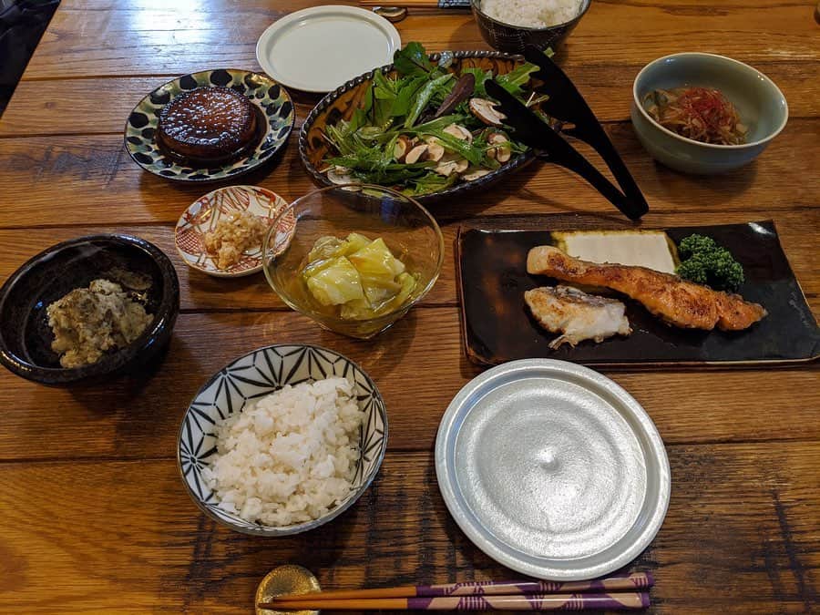 藤田敦子のインスタグラム：「ㅤㅤㅤ 【#blendakitchen 】 いつかの夜ご飯♪ ㅤㅤㅤ ✔︎鮭の味噌焼き ✔︎鯛の塩麹焼き ✔︎ベビーリーフとマッシュルームのサラダ ✔︎ゴボウとしらたきの炒め煮 ✔︎ポテトサラダ ✔︎キャベツのお浸し ✔︎大根ステーキ ✔︎新生姜ふりかけ」