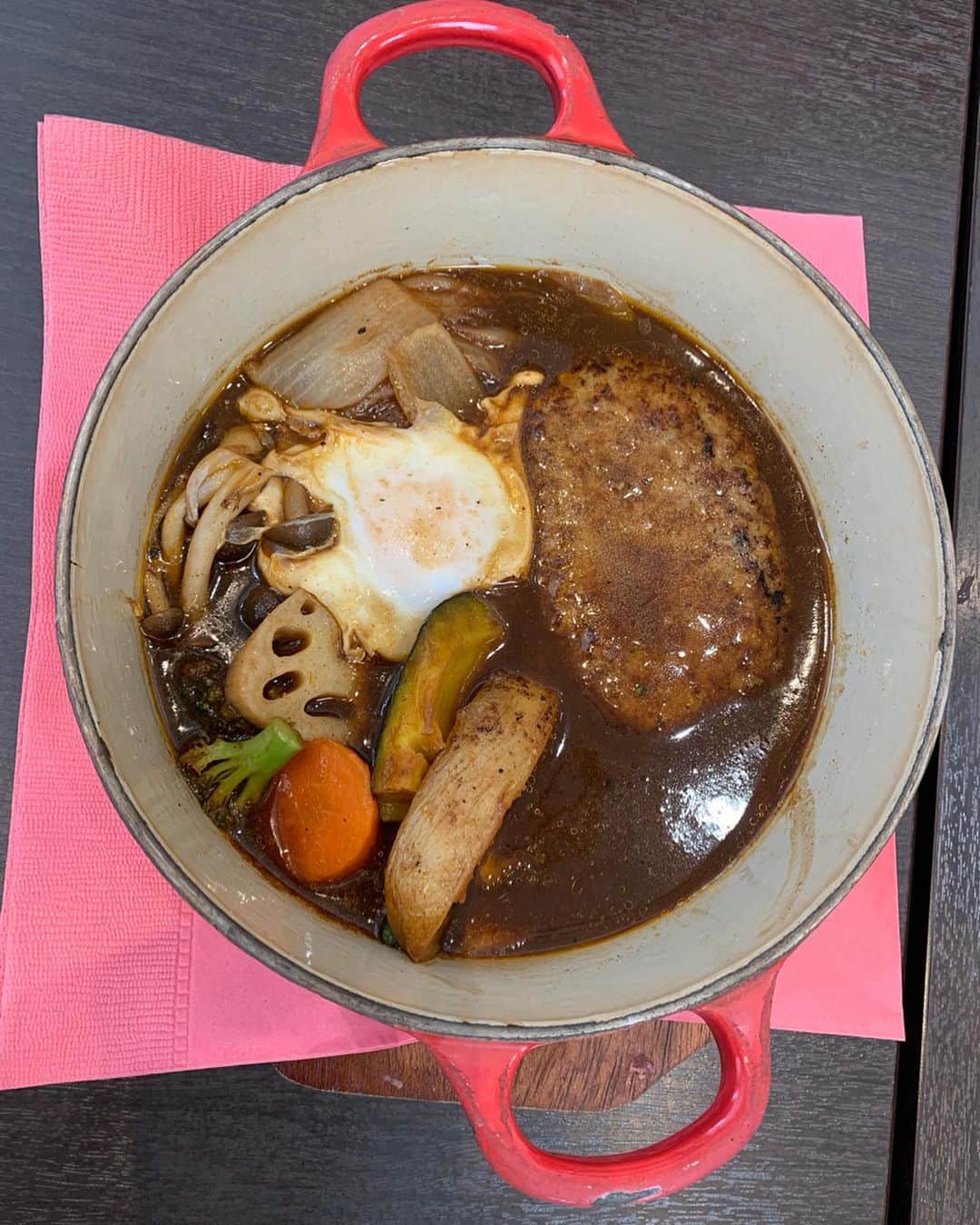 須田亜香里さんのインスタグラム写真 - (須田亜香里Instagram)「. . ※撮影は数ヶ月前です😉 . こんなはしゃぎながら食べて お行儀悪く映ったらごめんなさい😭 鉄板ナポリタン大好きすぎてガチではしゃいじゃった…🤦‍♂️💕 . これは撮影用に用意していただいた料理なんだけど、このあと全部スタッフさんたちとシェアして食べたよ❤️ あんかけオムライスも初めての感じだったけど最高だった！ . #なごやめし #名古屋グルメ #デートプラス東海版 (@date.plus )  #オフショット #ロケ写真 #さかい珈琲 #鉄板ナポリタン #小倉トースト #煮込みハンバーグ  #あんかけオムライス #ぜーんぶ美味しかった」4月3日 9時25分 - akarisuda