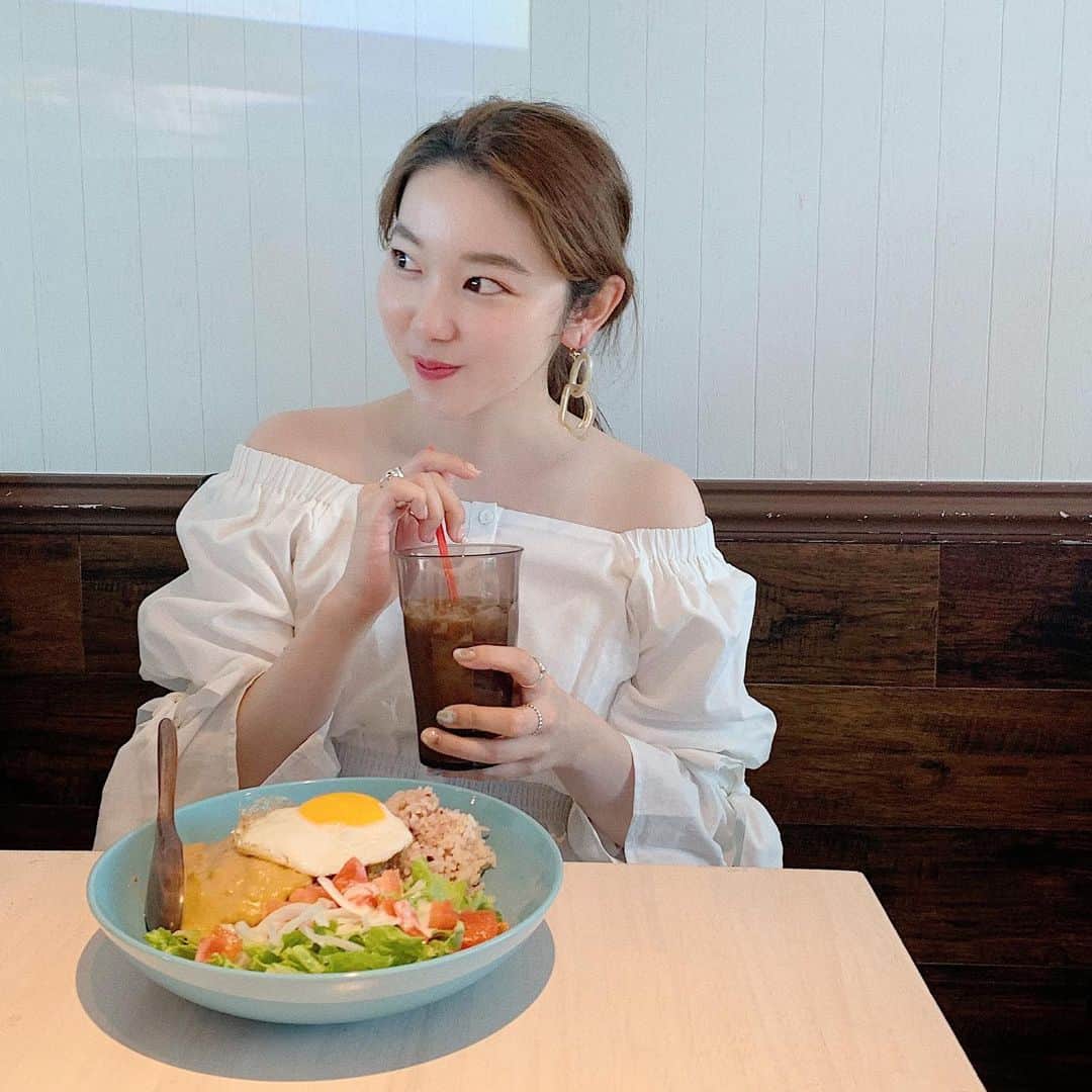 mina hinokuchiのインスタグラム：「. 絶対買おう！とキュンときたブラウス🌸 . 早く安心してお買い物に来ていただける日が来て欲しいと願うばかりです☀︎ . . 今日は、ストーリーで質問コーナー受付します♪ 入荷前の商品に関してもお答えできるので、お気軽に質問していただければと思います🙇‍♀️ 今日明日で出来るだけお応えできればと思っております✨ . #whoswhochico #salonbychico #mina_chicode #フーズフーチコ #チコ #透かし柄ロングニットパンツ」