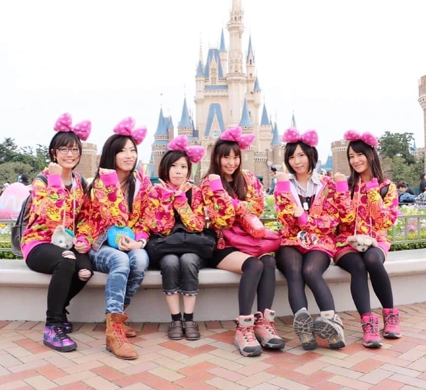 正田美里（みさみさ）さんのインスタグラム写真 - (正田美里（みさみさ）Instagram)「4年前にウピで行ったディズニーが懐かしいっ（笑）またディズニー値上がりだね〜〜でも今の状況が落ち着いたら行きたいなぁ〜〜っ💓  #ディズニー　#ウピウピ隊　#ピンク」4月3日 9時27分 - misamisaupiupi
