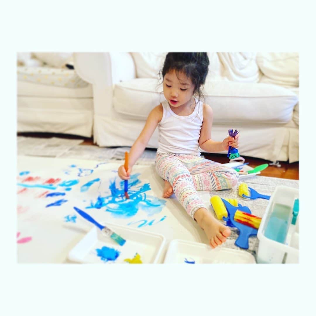廣瀬規子のインスタグラム：「#stayhome ・ 自由に絵を描いたり、 お人形さん遊びをしたり、、 ・ そして、とにかくリラックスして楽しくお家で遊びましょ。 ・ お友達とはLINE電話で、ね🥰 ・ ・ #3歳女の子  #お家にいても退屈なんだけど #楽しい事だっていっぱいある #楽しいことを探そう」