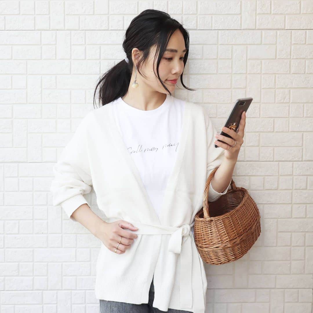 Eri Satoのインスタグラム：「ivory×grayコーデ · cardigan (s1911-012030) · カーディガンは先日も紹介した @pierrot_shop の #綿混ベルト付きショートカーディガン 私、昔はカーディガン似合わなくて苦手だったんだけど、 ゆるシルエットだったら大丈夫だってここ1年ぐらいで気付きました🤣 アイボリーの色は何にでも合う❤ こういう付属のベルトはサイドで結ぶことが多いです！ · #pierrot #pierrot_shop #ピエロアンバサダー#ニットカーディガン #カーディガン#ゆったりシルエット#fashion#ootd#outfit#code#coordinate#style#ファッション#コーディネート#コーデ#プチプラ#プチプラコーデ#ママコーデ#シンプルコーデ#mamagirl#locari#partegram#カジュアル#お洒落さんと繋がりたい#pr」