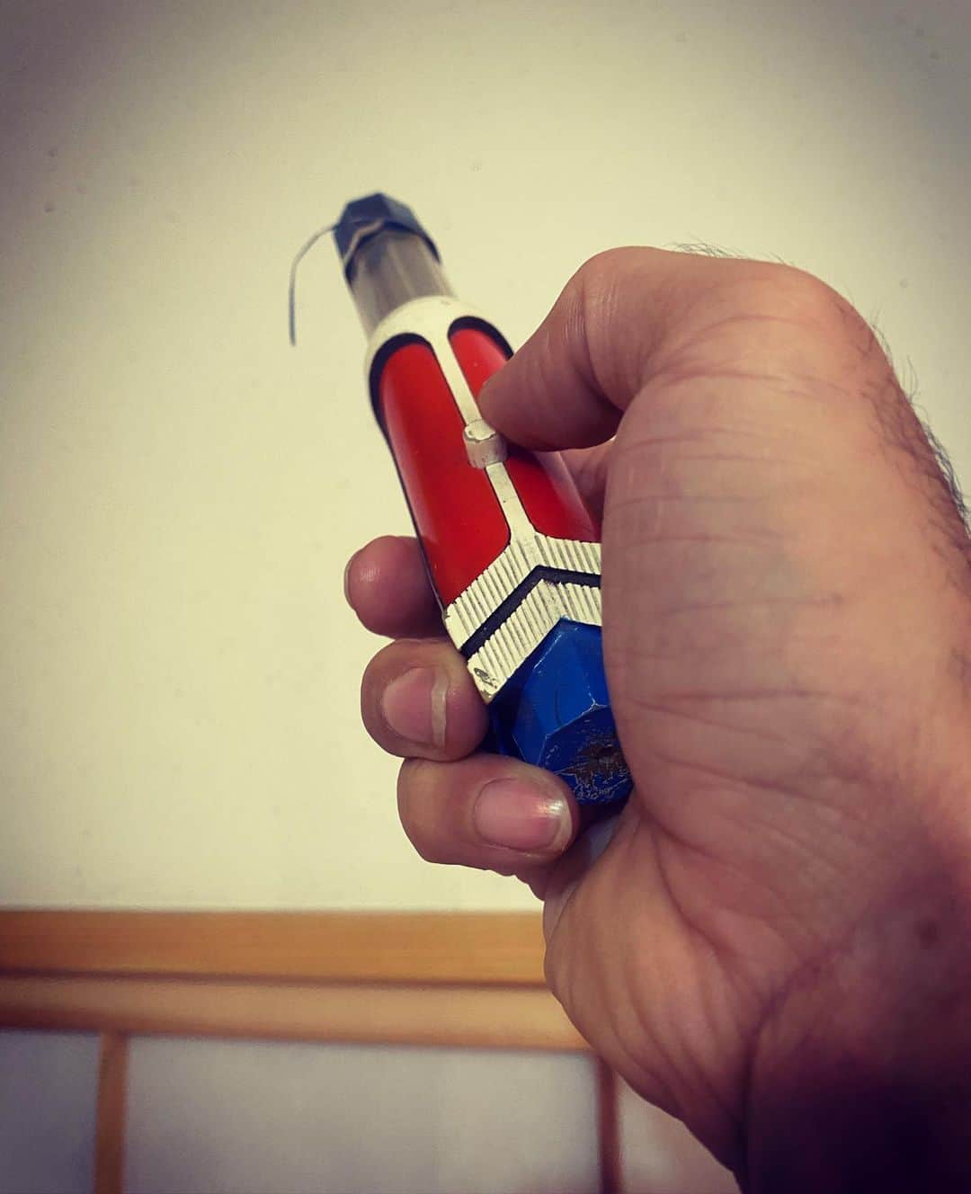 関智一のインスタグラム：「エイティ！！ #ウルトラマン80 #ブライトスティック #プロップ #本物 #関智一」