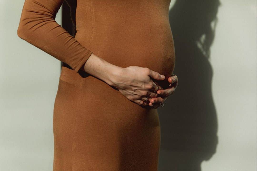 ダニエル・パナベイカーのインスタグラム：「This was good but holding you in my arms is an indescribable feeling. Happy to announce that our baby was born and we are safe, happy, and healthy at home ❤️」