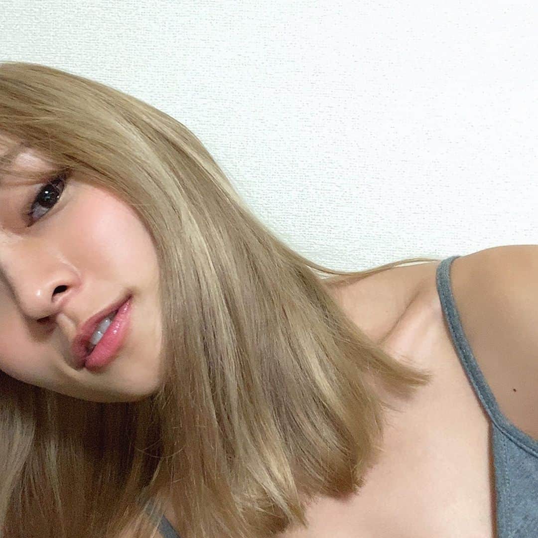 滝口成美のインスタグラム：「ちょっと前に @1009higu さんにお願いして 髪も前髪も切ってイメチェンした🌸 567のせいで自粛生活なので インスタライブで観に来てくれた方と 楽しみたいと思います。 今に始まったことじゃないけど、 ライブ配信するとアホがバレる！笑」
