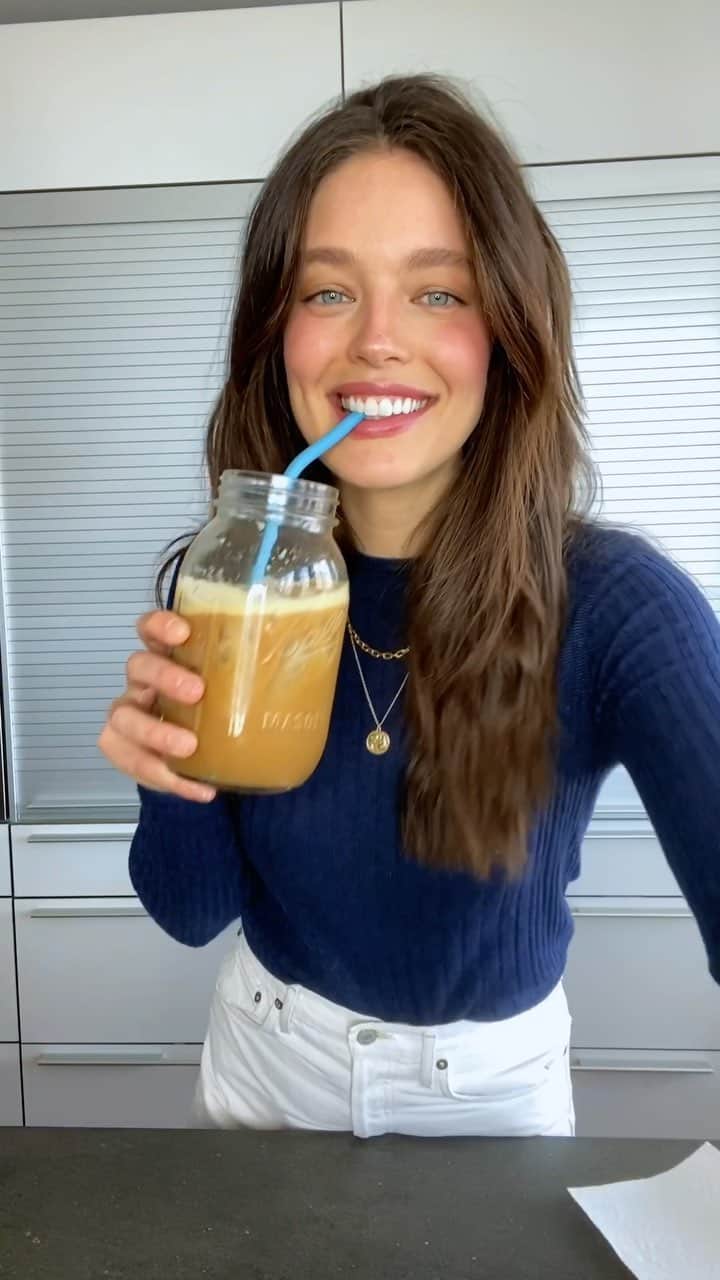 エミリー・DiDonatoのインスタグラム：「Hi guys! This is how I make my morning coffee every single day. Let me know what you guys think! What other kind of content would you like to see on IGTV?  Links:  Oat milk: https://us.oatly.com/products/low-fat-oatmilk-chilled Nespresso machine: https://www.nespresso.com/us/en/order/machines/vertuo/vertuo-vertuoline-chrome Jars: https://www.target.com/p/ball-16oz-12pk-glass-regular-mouth-mason-jar-with-lid-and-band/-/A-12794405?ref=tgt_adv_XS000000&AFID=google_pla_df&fndsrc=tgtao&CPNG=PLA_Kitchen%2BShopping_Brand_Competitor&adgroup=SC_Kitchen&LID=700000001170770pgs&network=g&device=c&location=9067609&gclid=Cj0KCQjwmpb0BRCBARIsAG7y4zbO-5KFwgi9G2WsVzKl3FFPp7h7oBxxD5IOyddpAsQnSoj1cQrq2oIaAruWEALw_wcB&gclsrc=aw.ds Straws:  How I make the perfect iced oat milk latte  Jars: https://amzn.to/2UFmHgF Oat Milk: https://us.oatly.com/products/low-fat-oatmilk-chilled Straws: https://amzn.to/2X9SfNn Nespresso capsules: https://amzn.to/3bM3Hmo Nespresso machine: https://amzn.to/3bK0CD7」