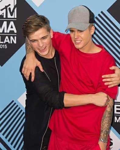 MTV EMAさんのインスタグラム写真 - (MTV EMAInstagram)「#TBT to some much needed physical affection from past #MTVEMAs that warmed our hearts to the core!!! 🤗💔」4月3日 1時58分 - mtvema