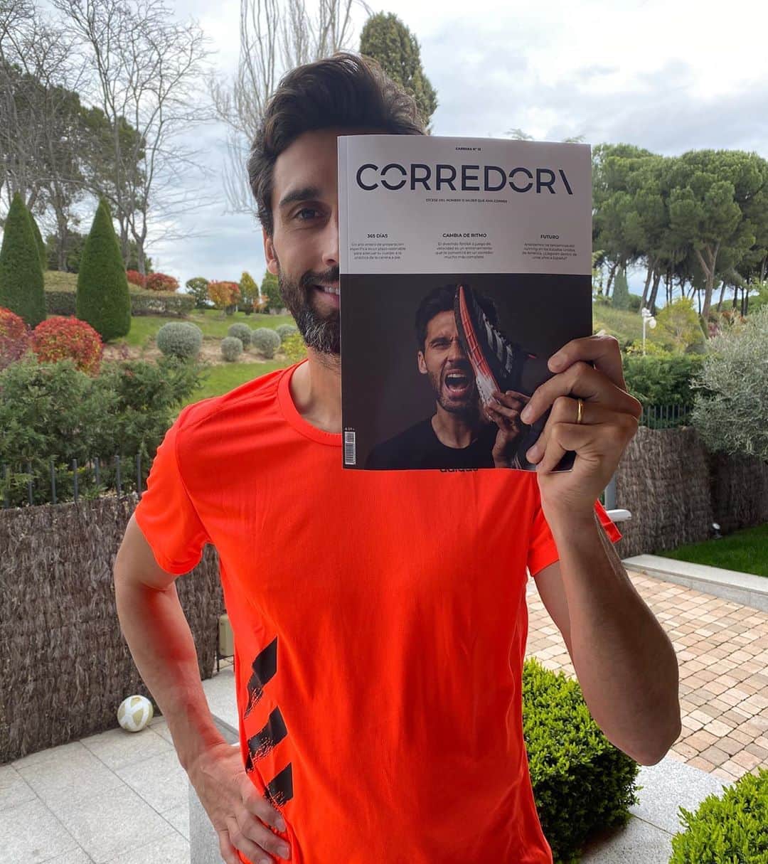 アルバロ・アルベロアのインスタグラム：「¡Feliz y orgulloso de ser la portada de Abril de @soycorredor_es! 🏃🏻 Me lo pase genial haciendo el reportaje, probando modelos de @adidas_es y hablando largo y tendido sobre mi experiencia como corredor. No os voy a decir que vayáis al quiosco expresamente pero si salís a comprar y tenéis la oportunidad... y si no, siempre os podéis descargar la versión digital.  Os dejo el link en la bio y en los stories. Un abrazo y pronto estaremos reCORRIENDO de nuevo el mundo. ¡Espero que os guste!」