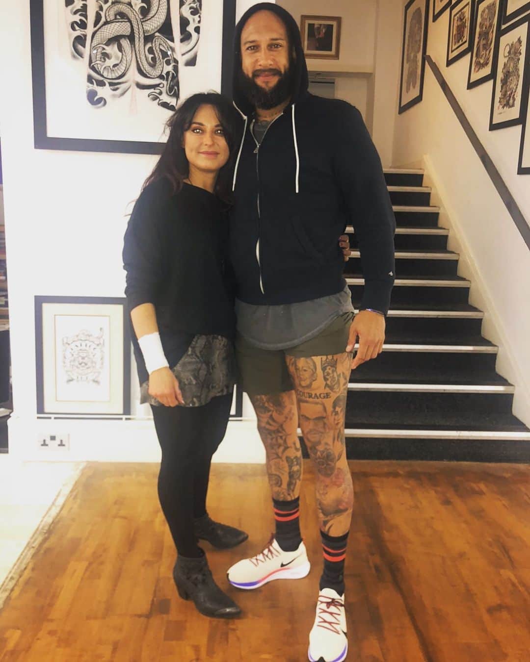 ティム・ハワードのインスタグラム：「Forgot to post this a few weeks back when I was in the UK 🇬🇧 One of my favorite people on the planet @emmakierzek @aurora_tattoo_studio #InkCollector」