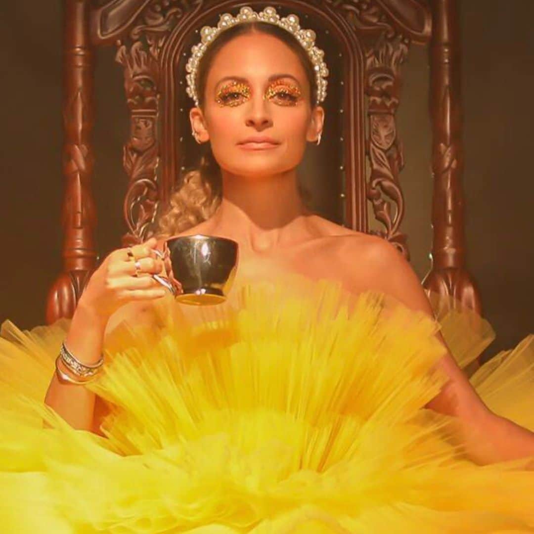ジョエル・マッデンのインスタグラム：「🍯🐝」