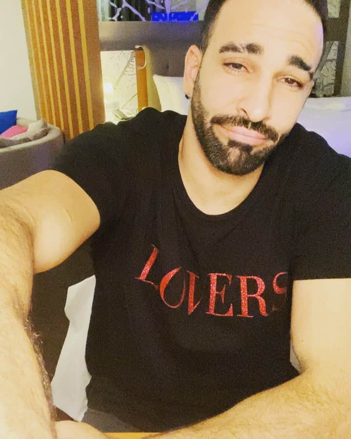 アディル・ラミのインスタグラム：「Amuser vos enfants 👶... je vous donne l’astuce ... #bored #confinement #tousalombre #jesuisgentil 😝」