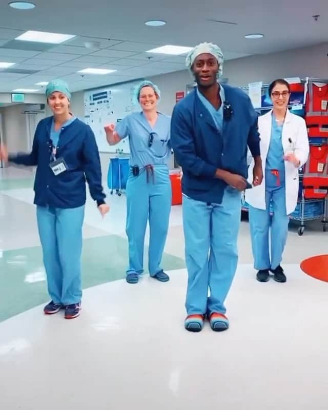 ヒュー・ジャックマンのインスタグラム：「Not only are they the real superheroes ... but they can move too! Thank you @drjcofthedc and friends. #healthheroes」