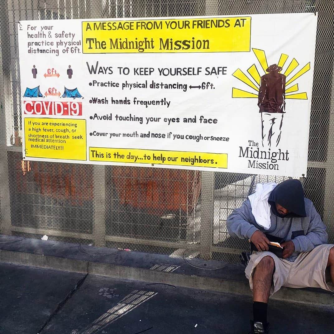 ベン・アフレックのインスタグラム：「There is no ‘safer at home’ for LA’s homeless community. Thank you to the team at The Midnight Mission for all you do.  #Repost @TheMidnightMission: Today is the day… to help our neighbors. Many of our neighbors without a home have no access to the information about COVID-19. When “Safer at Home” was ordered, it took away 90% of the places where they could charge their phones, access Wi-Fi, or participate in community events that kept them connected and informed. Groups who used to serve in the streets stopped and many service providers have reduced or stopped their outreach and other services.  The Midnight Mission Staff and Program Participants created this banner to connect with and inform our neighbors of the precautions they must take to stay well. #themidnightmission #themidnight #thisistheday #tmm #midnightmission #skidrow #losangeles #skidrowlosangeles #dtla #downtownla #downtownlosangeles #skidrowla #Covid-19 #coronavirus」