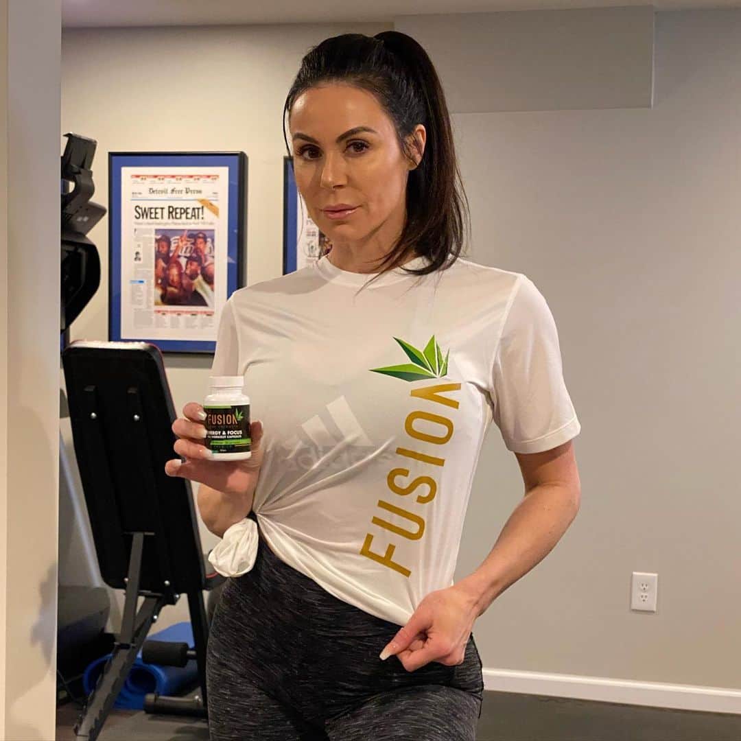 Kendra Lustさんのインスタグラム写真 - (Kendra LustInstagram)「Stay concentrated and invigorated during your workout! I take these #cbd capsules myself! #preworkout Stay energized longer without the crash. #focus #energy #activelifestyle make sure to follow @fusioncbdproducts Use code Kendra for 30% off」4月3日 4時31分 - kendralust