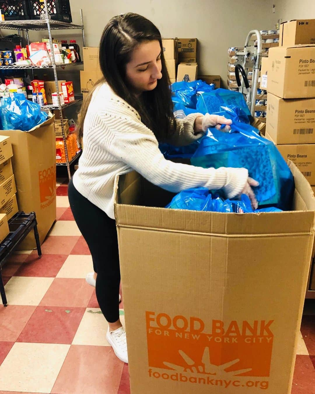 イリーナ・シェイクさんのインスタグラム写真 - (イリーナ・シェイクInstagram)「Because of #COVID19, schools are closed and many children here in New York, and across the country, are not receiving the free meals they normally get. They need our support now more than ever. I’ve just donated to @foodbank4nyc to support the vulnerable children and their families in our city. Right now, every $1 dollar donated = 10 meals, thanks to a $1 million match. Tap the link in my bio to join me in making a donation and follow @foodbank4nyc for updates on how you can help🖤」4月3日 4時32分 - irinashayk