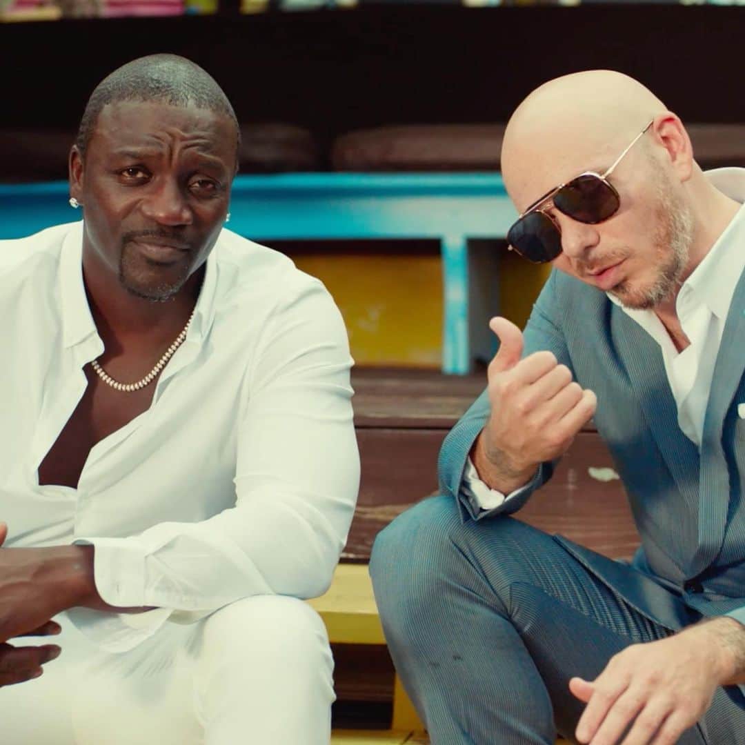 エイコンのインスタグラム：「Akon x @pitbull TE QUIERO AMAR video out now- link in bio👆🏿」