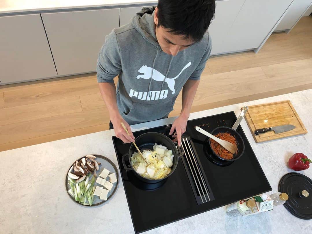 のインスタグラム：「*** Homework👨‍🍳👨‍👧💆‍♂️ #stayhome  #bleibzuhause  #ステイホーム」