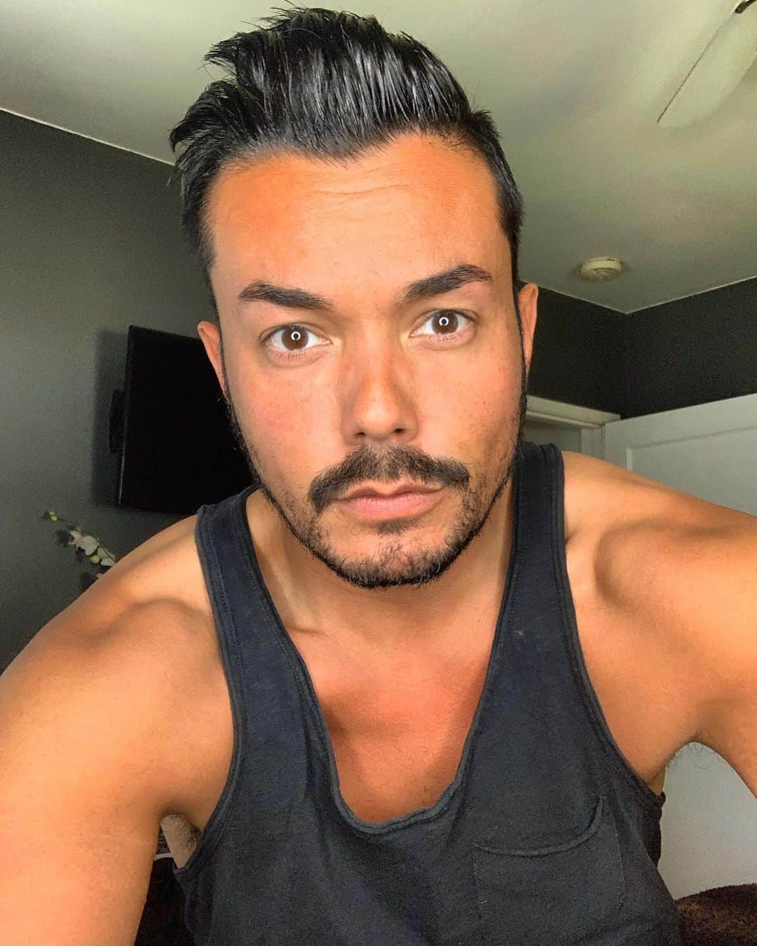 アンソニー・ラモスのインスタグラム：「The #StayAtHome beard...keep it or shave it ? 🤷🏻‍♂️」