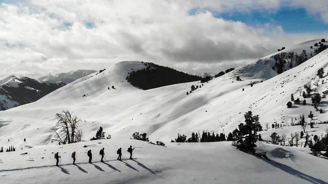 シャーロット・デュリフさんのインスタグラム写真 - (シャーロット・デュリフInstagram)「[ @mountainhardwear Know-How ] ⛷️ . When I knew I would spend most of the winter in Salt Lake City, I was excited for snow sports, but I didn't know how much I would actually practice those. Would it be more snowboarding in resorts? or more backcountry skiing?  Well thank's to my lovely @lbatcheck , backcountry skiing was the highlight of the winter with some great excursions, from early morning tours, full moon hikes and even a 3 days ski trip!  Even though I've had experience from ski touring with my bro and dad years ago, it took me few days to actually get my bearings (physical fitness, gear, good spots, etc.). Thank's to @mountainhardwear I'll be able to study now thank's to this page on their website 🔗 www.mountainhardwear.com/ski-know-how/ 🔗and be fully ready when the next season starts 😀」4月3日 5時50分 - chadurif