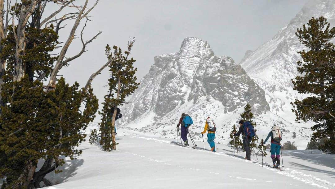 シャーロット・デュリフのインスタグラム：「[ @mountainhardwear Know-How ] ⛷️ . When I knew I would spend most of the winter in Salt Lake City, I was excited for snow sports, but I didn't know how much I would actually practice those. Would it be more snowboarding in resorts? or more backcountry skiing?  Well thank's to my lovely @lbatcheck , backcountry skiing was the highlight of the winter with some great excursions, from early morning tours, full moon hikes and even a 3 days ski trip!  Even though I've had experience from ski touring with my bro and dad years ago, it took me few days to actually get my bearings (physical fitness, gear, good spots, etc.). Thank's to @mountainhardwear I'll be able to study now thank's to this page on their website 🔗 www.mountainhardwear.com/ski-know-how/ 🔗and be fully ready when the next season starts 😀」