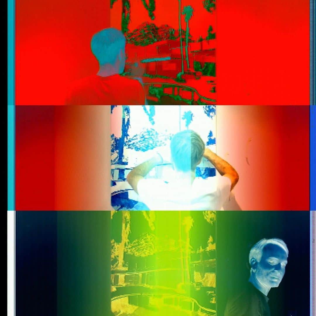 ジェシー・カーマイケルのインスタグラム：「New @2minutemovies short about painter @paul___davies ... Psych Rock Art. Enjoy. Hendrix helped make it. HAPPY BIRTHDAY TO ME! Love you all. Stay safe. Xoxoox #framez」