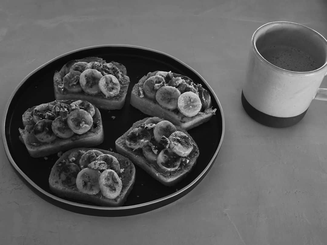 ローラさんのインスタグラム写真 - (ローラInstagram)「Cooked some of my favorite mini-almond butter banana toast for breakfast🍌🥞☕️ #StayhomeCooking お気に入りのアーモンドバターバナナトースト🧈 バナナをココナッツオイルでソテーしたら米粉パンにアーモンドバターを塗ってバナナを乗せて軽くメープルシロップとクルミを上にかけてできあがり✨かんたんだからぜひためしてみてね♪」4月3日 6時11分 - rolaofficial