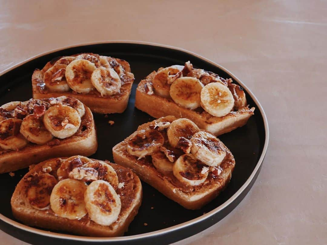 ローラさんのインスタグラム写真 - (ローラInstagram)「Cooked some of my favorite mini-almond butter banana toast for breakfast🍌🥞☕️ #StayhomeCooking お気に入りのアーモンドバターバナナトースト🧈 バナナをココナッツオイルでソテーしたら米粉パンにアーモンドバターを塗ってバナナを乗せて軽くメープルシロップとクルミを上にかけてできあがり✨かんたんだからぜひためしてみてね♪」4月3日 6時11分 - rolaofficial