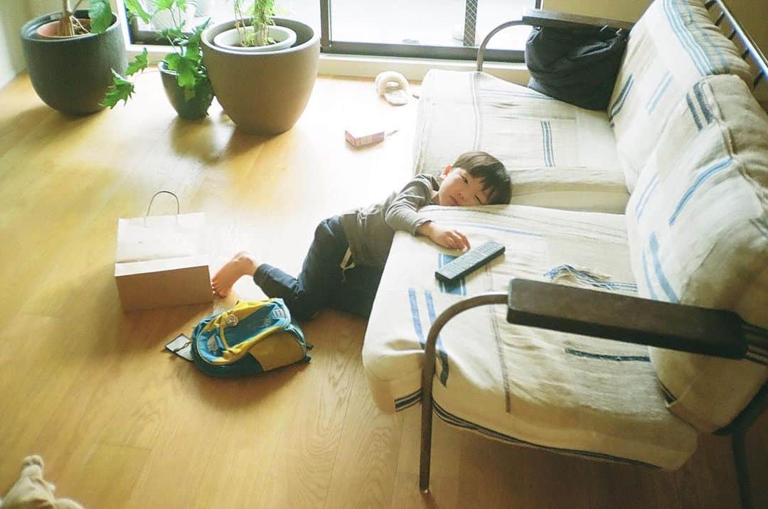 花盛友里のインスタグラム：「4月から年長さんになりました。 「どんな年長さんになりたい？」って、聞いたら 「髪の毛とかかっこいくする！」 とのこと。 「えー！見た目かよ！そしたらもうTシャツとかズボンとか絶対逆で履けないね」ってゆったら 「いや、やったぱり優しい年長さん！」 と、言い換えていました。  ズボンもシャツもちゃんと前に履ける優しい年長さんになれますように♡」